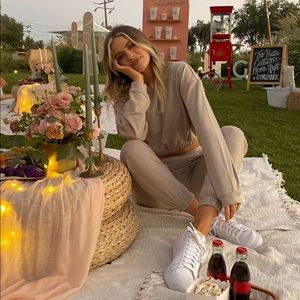 SET Whitney Simmons Lounge